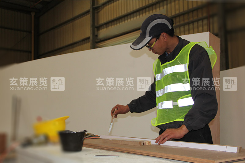 好色先生APP下载展览工厂工人